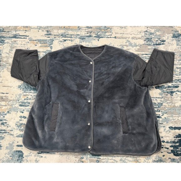 UGG Women's Amilea Reversible Black/Gray Faux Fur Quilted Jacket - Size M - NWT - Picture 2 of 2